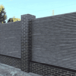забор жалюзи на кирпичные столбы